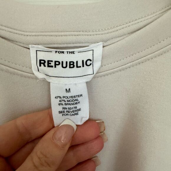 Off-white top sweatshirt, size medium - Picture 2 of 3